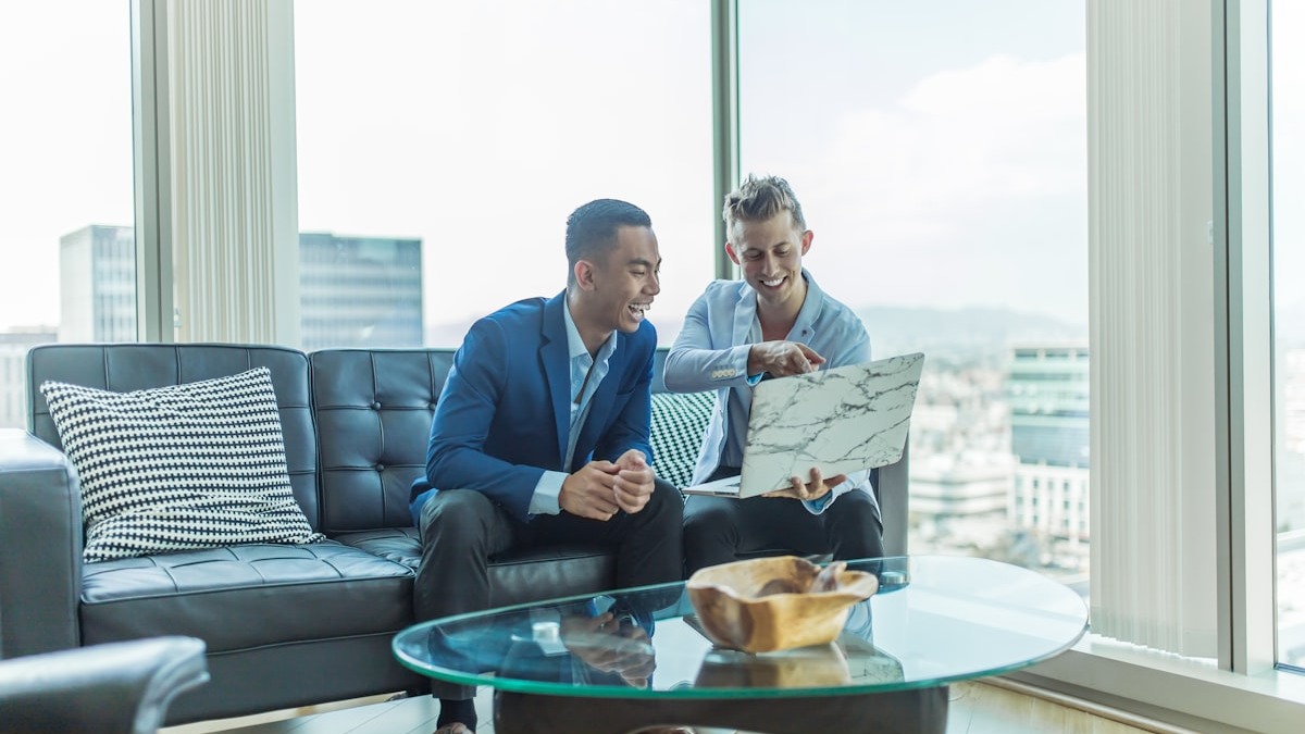 Investors in conversation about an early-stage AI startup opportunity