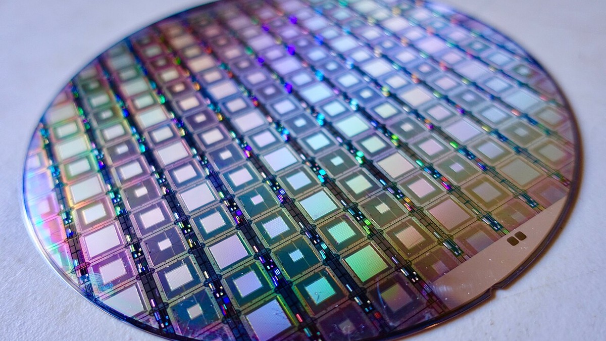 D-Wave quantum processor wafer showing superconducting qubit arrays