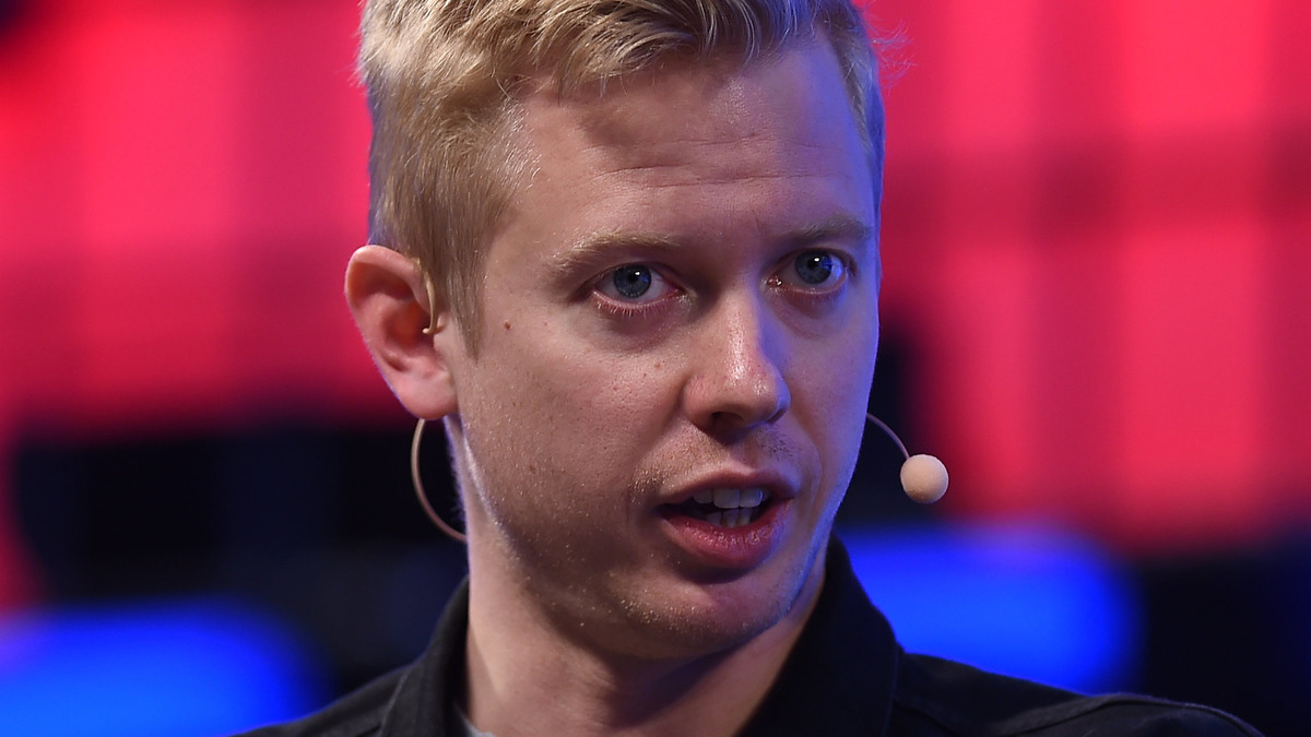 Steve Huffman speaking on stage