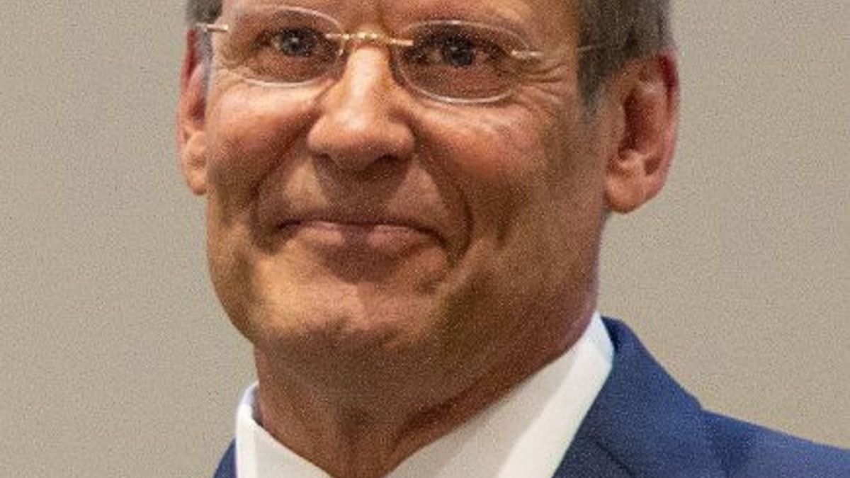 Tennessee Governor Bill Lee official portrait