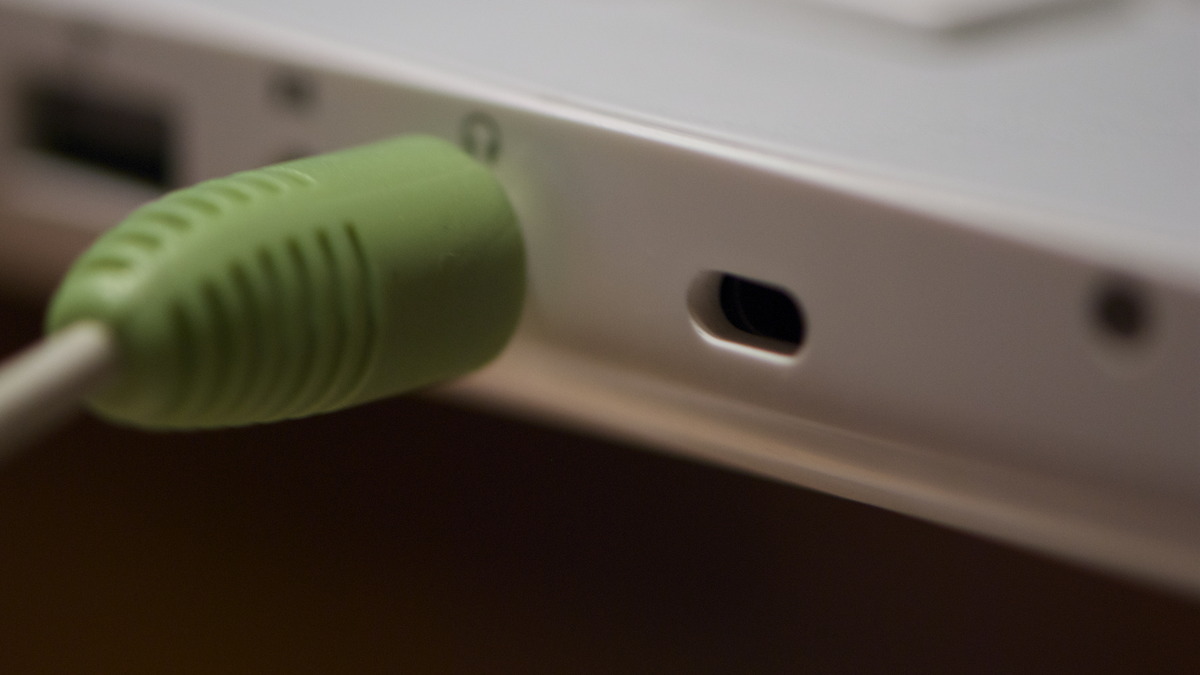 A Kensington security lock clamped to a laptop